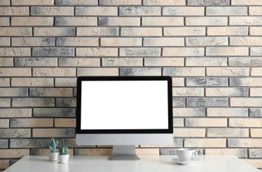 Modern bilgisayar Monitörü duvara karşı masada. Metin için yer ile alay et