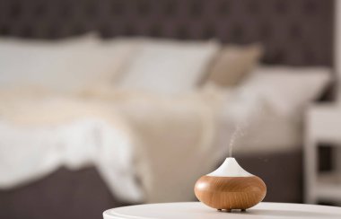 Aroma yağ difüzör lambası arka plan bulanık karşı masada