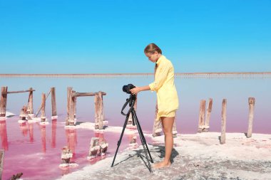 Profesyonel fotoğrafçı alarak fotoğraf pembe göl güneşli