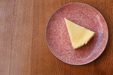 Plaka dilim cheesecake ahşap tablo, üstten görünüm