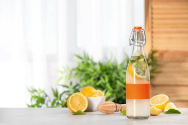 Tablo arka plan bulanık karşı doğal limonata ile şişe