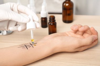 Doktor yapma alerji testi masada, portre