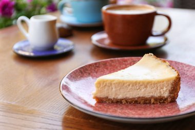 Plaka dilim cheesecake ahşap tablo