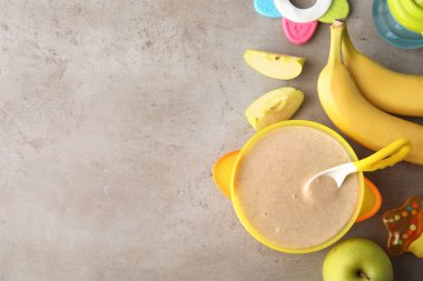 Kase ile düz yatıyordu bileşimi sağlıklı bebek maması ve gri arka plan üzerinde metin için yer