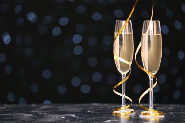 Şampanya ve bulanık Noel ışıkları karşı metin için yer ile gözlük