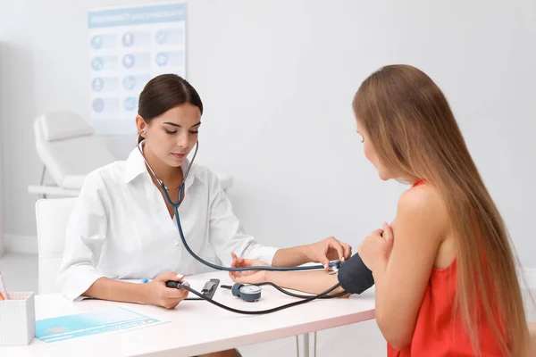 Doctor Checking Patient Blood Pressure Table Office — Stock Photo, Image