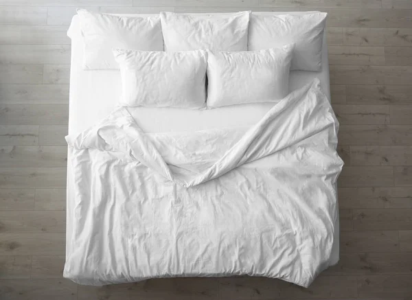 舒适的床和柔软的枕头在室内 顶部视图 — 图库照片