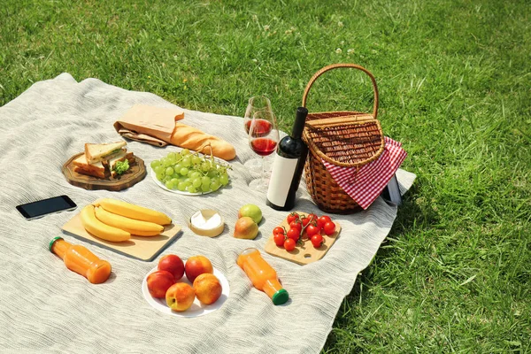 Weidenkorb Und Essen Auf Decke Park Sommerpicknick — Stockfoto