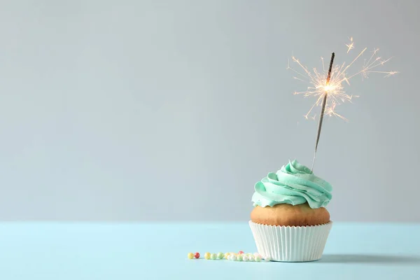 Bolo Aniversário Delicioso Com Brilho Ardente Espaço Para Texto Fundo — Fotografia de Stock