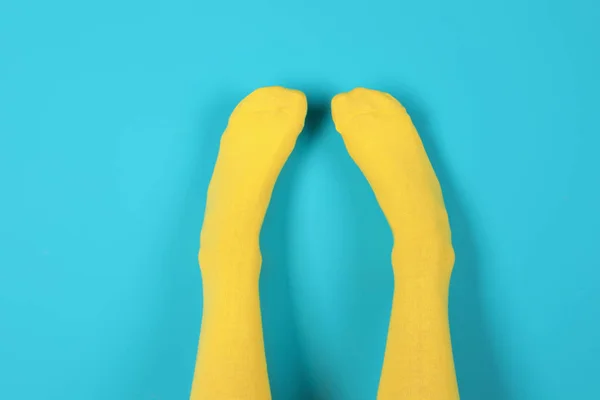 Γυναίκα Που Φοράει Κάλτσες Φωτεινά Στο Χρώμα Φόντου — Φωτογραφία Αρχείου