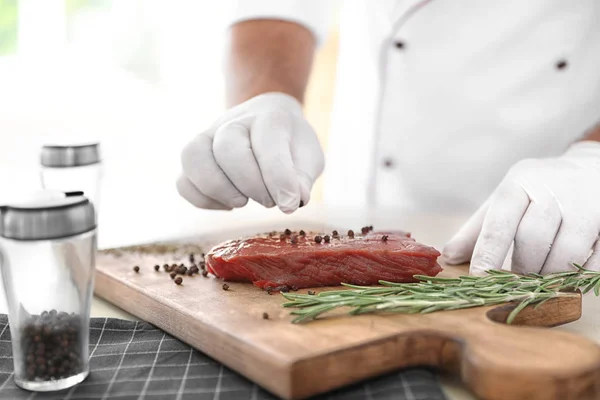 Chef Profesional Cocinando Carne Mesa Cocina Primer Plano — Foto de Stock