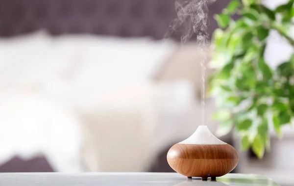 Aroma Lampada Diffusore Olio Sul Tavolo Contro Sfondo Sfocato — Foto Stock