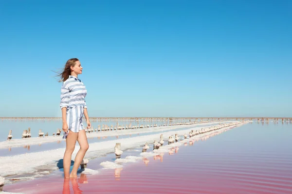 Профессиональный Фотограф Фотографирует Розовое Озеро Солнечный День — стоковое фото