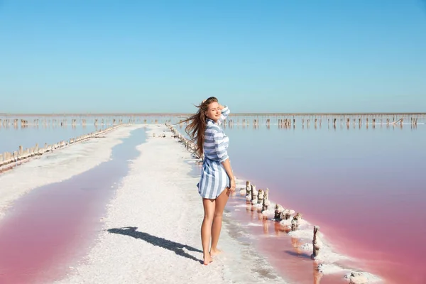 Profesjonalny Fotograf Fotografia Biorąc Różowe Jezioro Słoneczny Dzień — Zdjęcie stockowe