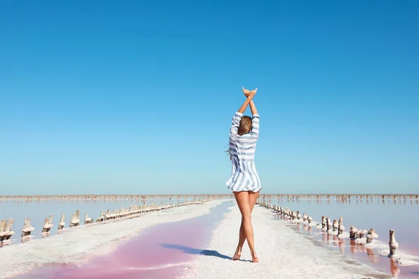 Профессиональный Фотограф Фотографирует Розовое Озеро Солнечный День — стоковое фото