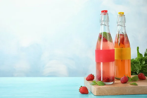 Botellas Con Limonada Natural Sobre Mesa Sobre Fondo Color —  Fotos de Stock