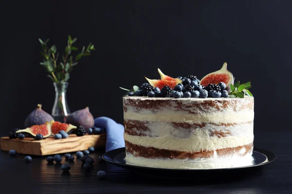 Köstlicher Hausgemachter Kuchen Mit Frischen Beeren Auf Dunklem Holztisch Serviert — Stockfoto