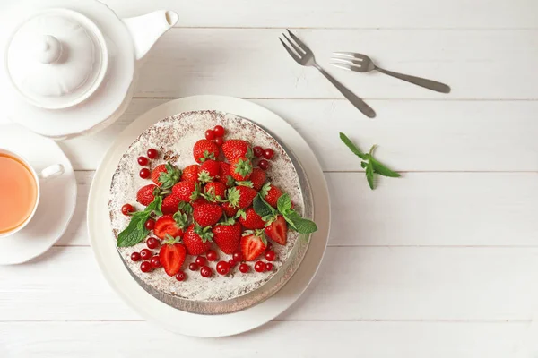 테이블 평면도에 신선한 딸기와 케이크 — 스톡 사진