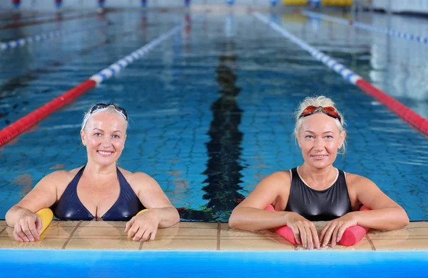 Спортивные Пожилые Женщины Закрытом Бассейне — стоковое фото