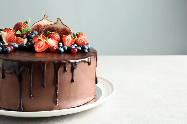 Fräsch Läcker Hemlagad Chokladkaka Med Bär Bordet Mot Färg Bakgrunden — Stockfoto