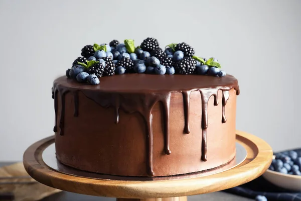 Свежий Вкусный Домашний Шоколадный Торт Ягодами Столе Сером Фоне — стоковое фото