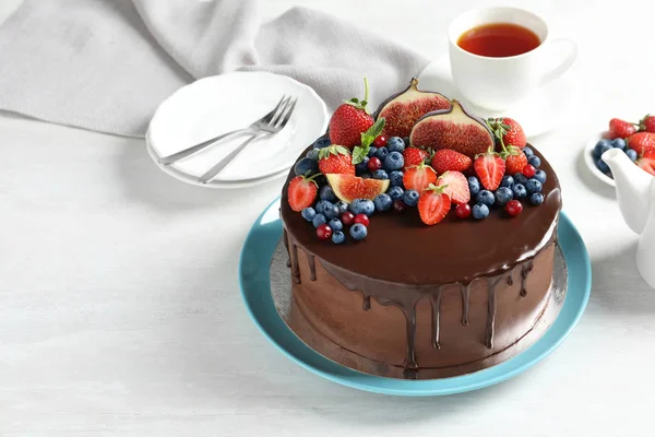 Fräsch Läcker Hemlagad Chokladkaka Med Bär Ljusbordet — Stockfoto