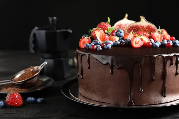 어두운 테이블에 딸기와 신선한 초콜릿 케이크 — 스톡 사진