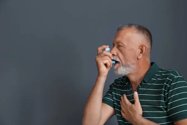 Man Using Asthma Inhaler Color Background Space Text — Stock Photo, Image