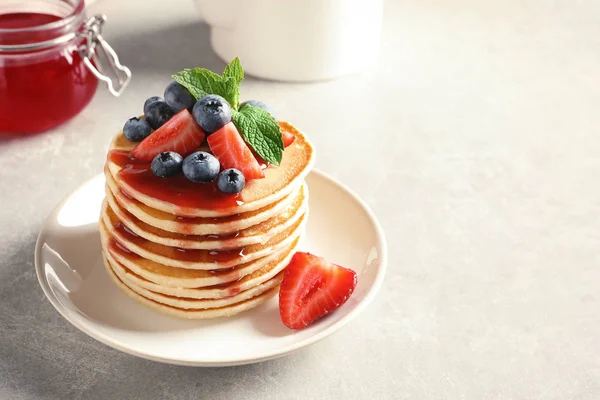 Teller Mit Pfannkuchen Und Beeren Auf Dem Tisch — Stockfoto