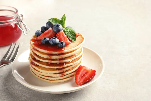 Teller Mit Pfannkuchen Und Beeren Auf Dem Tisch — Stockfoto