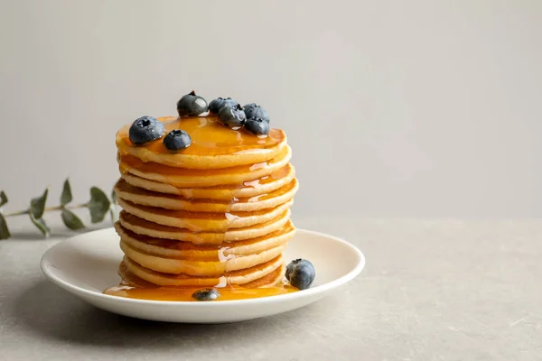 Plattan Med Pannkakor Och Bär Grå Bakgrund — Stockfoto