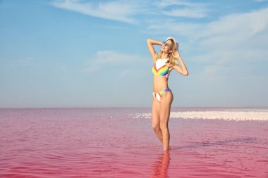 Pembe göl güneşli günde poz güzel kadın