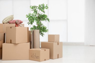 Boş odada hareket kutuları yığını