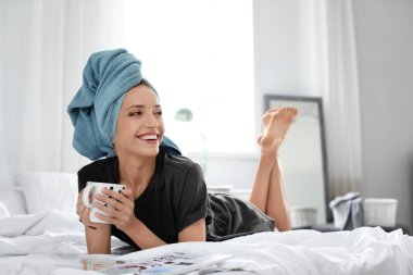 Mutlu olan kadın aromatik kahve evde yatakta yatıyordu. Tembel sabah