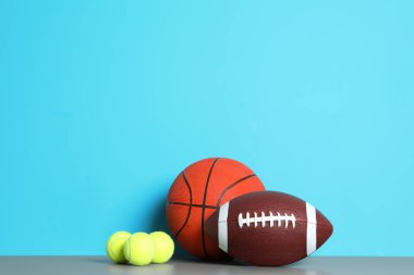 Tablo renkli arka plan üzerinde farklı spor topları. Metin için yer