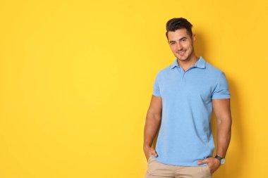 Yakışıklı genç ve renk arka plan üzerinde metin için yer portre