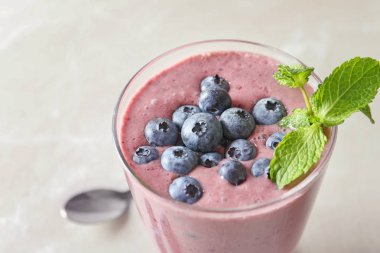 Blueberry smoothie üzerinde açık renkli, closeup ile cam