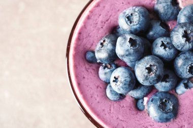 Blueberry smoothie gri arka planda, üstten görünüm ile cam
