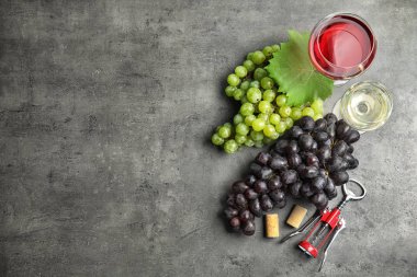 Taze olgun sulu üzüm ve tablo metin için yer düz yatıyordu kompozisyonu