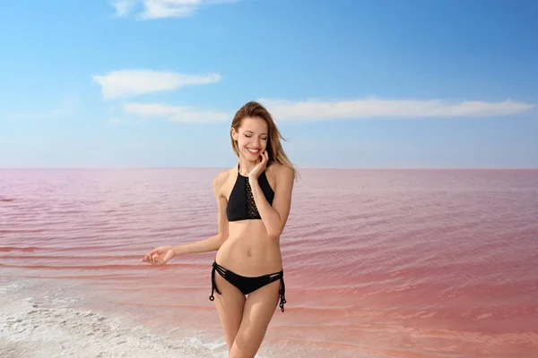 Красива Жінка Купальнику Позує Біля Рожевого Озера Сонячний День — стокове фото