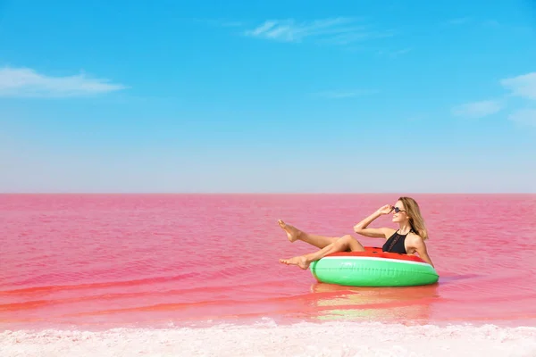 Красивая Женщина Надувном Кольце Розовом Озере — стоковое фото