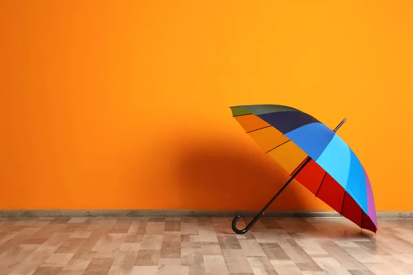 Hermoso Paraguas Abierto Suelo Cerca Pared Color Con Espacio Para — Foto de Stock