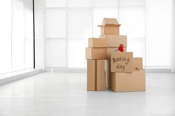 Pile Moving Boxes Empty Room — Stock Photo, Image