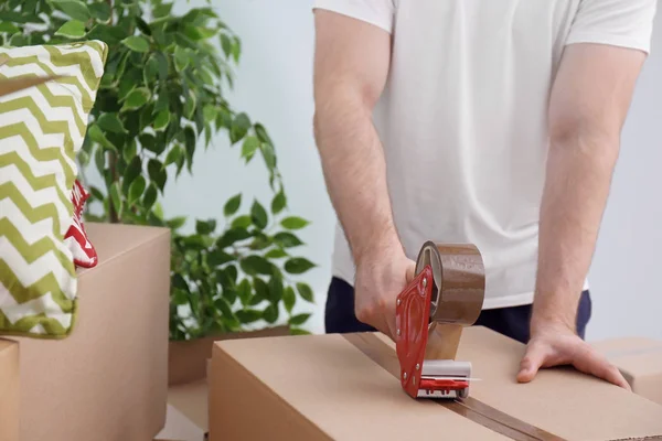 Hombre Embalaje Caja Cartón Interior Primer Plano Día Movimiento — Foto de Stock