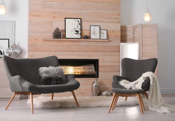 Gemütliche Wohnzimmereinrichtung Mit Bequemen Möbeln Und Dekorativem Kamin — Stockfoto