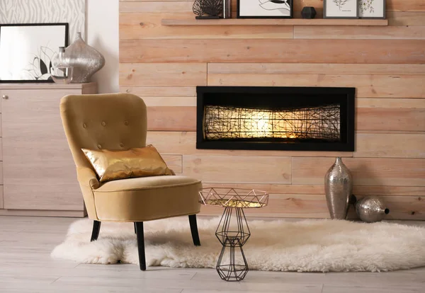 快適な椅子と装飾的な暖炉のある居心地の良いリビング ルームのインテリア — ストック写真