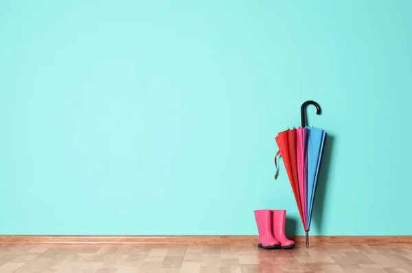 Paraguas Botas Lluvia Suelo Cerca Pared Color Con Espacio Para — Foto de Stock