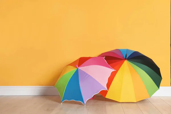 Hermosos Paraguas Abiertos Suelo Cerca Pared Color Con Espacio Para — Foto de Stock