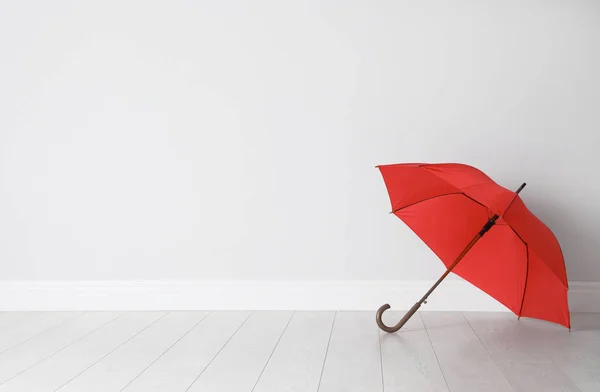 Beau Parapluie Ouvert Sur Sol Près Mur Blanc Avec Espace — Photo