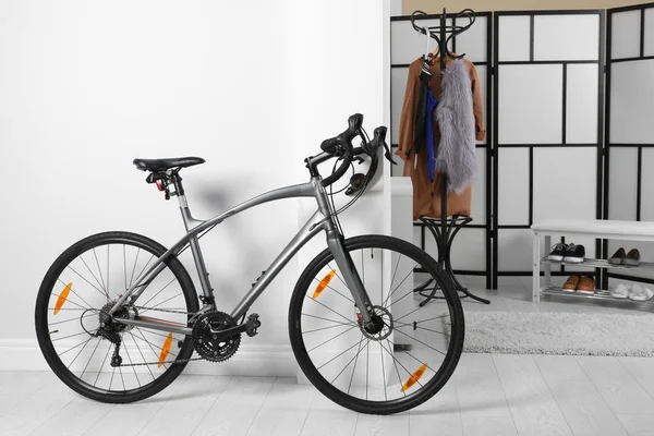 Moderno Apartamento Interior Con Bicicleta Cerca Pared — Foto de Stock